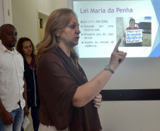 A coordenadora de Políticas para Mulheres do Governo do Estado, Goretti Bussolo, e o policial militar da reserva que trabalha num dos turnos de um colégio em Fazenda Rio Grande, na Região Metropolitana de Curitiba, parte do programa Escola Segura, receberam nesta sexta-feira (4) cinco denúncias de abuso e violência durante uma palestra que tinha como título Feminicídio e Violência Contra a Mulher