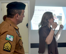 A coordenadora de Políticas para Mulheres do Governo do Estado, Goretti Bussolo, e o policial militar da reserva que trabalha num dos turnos de um colégio em Fazenda Rio Grande, na Região Metropolitana de Curitiba, parte do programa Escola Segura, receberam nesta sexta-feira (4) cinco denúncias de abuso e violência durante uma palestra que tinha como título Feminicídio e Violência Contra a Mulher