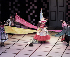 O G2 Cia. de Dança, companhia de bailarinos master do Teatro Guaíra, se apresenta no Sudeste e Nordeste do país em outubro. Dias 13 e 15 o grupo dança em Vitória (ES) e dias 26 e 27 é a vez de Fortaleza (CE). As viagens fazem parte da celebração de vinte anos do G2. No repertório, duas coreografias aclamadas: La Cena e Blow Elliot Benjamin. Nos últimos anos, o grupo vem desenvolvendo uma técnica inovadora que une dança, interpretação e música. 