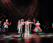 O G2 Cia. de Dança, companhia de bailarinos master do Teatro Guaíra, se apresenta no Sudeste e Nordeste do país em outubro. Dias 13 e 15 o grupo dança em Vitória (ES) e dias 26 e 27 é a vez de Fortaleza (CE). As viagens fazem parte da celebração de vinte anos do G2. No repertório, duas coreografias aclamadas: La Cena e Blow Elliot Benjamin. Nos últimos anos, o grupo vem desenvolvendo uma técnica inovadora que une dança, interpretação e música. 