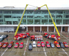 O Corpo de Bombeiros do Paraná recebeu nesta segunda-feira (7) duas novas plataformas skylift, utilizadas no combate a incêndios em grandes alturas. A entrega dos novos equipamentos foi feita pelo governador Carlos Massa Ratinho Junior, como parte das comemorações pelos 107 anos da Corporação.Foto: José Fernando Ogura/AEN