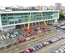 O Corpo de Bombeiros do Paraná recebeu nesta segunda-feira (7) duas novas plataformas skylift, utilizadas no combate a incêndios em grandes alturas. A entrega dos novos equipamentos foi feita pelo governador Carlos Massa Ratinho Junior, como parte das comemorações pelos 107 anos da Corporação.Foto: José Fernando Ogura/AEN