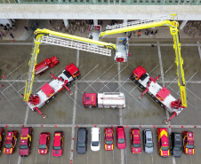 O Corpo de Bombeiros do Paraná recebeu nesta segunda-feira (7) duas novas plataformas skylift, utilizadas no combate a incêndios em grandes alturas. A entrega dos novos equipamentos foi feita pelo governador Carlos Massa Ratinho Junior, como parte das comemorações pelos 107 anos da Corporação.Foto: José Fernando Ogura/AEN