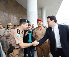 O governador Carlos Massa Ratinho Junior entrega nesta segunda-feira (07), viaturas de plataforma mecânica e um veículo auto bomba tanque. Participaram: vice-governador, Darci Piana; os secretários: da Segurança Pública, Romulo Marinho Soares, da Saúde, Beto Preto; comandante Geral da PMPR, cel. Pericles Matos; comandante do Corpo de Bombeiros, cel. Samuel Prestes; entre outros.Curitiba, 07-10-19.Foto: Arnaldo Alves / AEN.