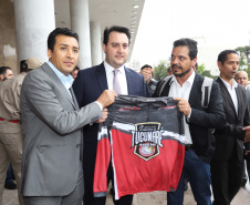 O governador Carlos Massa Ratinho Junior entrega nesta segunda-feira (07), viaturas de plataforma mecânica e um veículo auto bomba tanque. Participaram: vice-governador, Darci Piana; os secretários: da Segurança Pública, Romulo Marinho Soares, da Saúde, Beto Preto; comandante Geral da PMPR, cel. Pericles Matos; comandante do Corpo de Bombeiros, cel. Samuel Prestes; entre outros.Curitiba, 07-10-19.Foto: Arnaldo Alves / AEN.