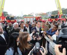 O governador Carlos Massa Ratinho Junior entrega nesta segunda-feira (07), viaturas de plataforma mecânica e um veículo auto bomba tanque. Participaram: vice-governador, Darci Piana; os secretários: da Segurança Pública, Romulo Marinho Soares, da Saúde, Beto Preto; comandante Geral da PMPR, cel. Pericles Matos; comandante do Corpo de Bombeiros, cel. Samuel Prestes; entre outros.Curitiba, 07-10-19.Foto: Arnaldo Alves / AEN.