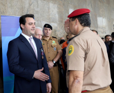 O governador Carlos Massa Ratinho Junior entrega nesta segunda-feira (07), viaturas de plataforma mecânica e um veículo auto bomba tanque. Participaram: vice-governador, Darci Piana; os secretários: da Segurança Pública, Romulo Marinho Soares, da Saúde, Beto Preto; comandante Geral da PMPR, cel. Pericles Matos; comandante do Corpo de Bombeiros, cel. Samuel Prestes; entre outros. N/F: comandante do Corpo de Bombeiros, cel. Samuel Prestes.Curitiba, 07-10-19.Foto: Arnaldo Alves / AEN.
