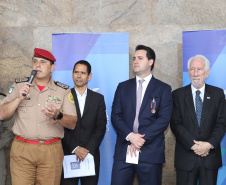 O governador Carlos Massa Ratinho Junior entrega nesta segunda-feira (07), viaturas de plataforma mecânica e um veículo auto bomba tanque. Participaram: vice-governador, Darci Piana; os secretários: da Segurança Pública, Romulo Marinho Soares, da Saúde, Beto Preto; comandante Geral da PMPR, cel. Pericles Matos; comandante do Corpo de Bombeiros, cel. Samuel Prestes; entre outros. N/F: comandante do Corpo de Bombeiros, cel. Samuel Prestes.Curitiba, 07-10-19.Foto: Arnaldo Alves / AEN.