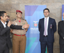 O governador Carlos Massa Ratinho Junior entrega nesta segunda-feira (07), viaturas de plataforma mecânica e um veículo auto bomba tanque. Participaram: vice-governador, Darci Piana; os secretários: da Segurança Pública, Romulo Marinho Soares, da Saúde, Beto Preto; comandante Geral da PMPR, cel. Pericles Matos; comandante do Corpo de Bombeiros, cel. Samuel Prestes; entre outros.Curitiba, 07-10-19.Foto: Arnaldo Alves / AEN.