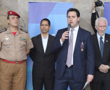 O governador Carlos Massa Ratinho Junior entrega nesta segunda-feira (07), viaturas de plataforma mecânica e um veículo auto bomba tanque. Participaram: vice-governador, Darci Piana; os secretários: da Segurança Pública, Romulo Marinho Soares, da Saúde, Beto Preto; comandante Geral da PMPR, cel. Pericles Matos; comandante do Corpo de Bombeiros, cel. Samuel Prestes; entre outros.Curitiba, 07-10-19.Foto: Arnaldo Alves / AEN.