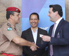 O governador Carlos Massa Ratinho Junior entrega nesta segunda-feira (07), viaturas de plataforma mecânica e um veículo auto bomba tanque. Participaram: vice-governador, Darci Piana; os secretários: da Segurança Pública, Romulo Marinho Soares, da Saúde, Beto Preto; comandante Geral da PMPR, cel. Pericles Matos; comandante do Corpo de Bombeiros, cel. Samuel Prestes; entre outros.Curitiba, 07-10-19.Foto: Arnaldo Alves / AEN.