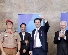 O governador Carlos Massa Ratinho Junior entrega nesta segunda-feira (07), viaturas de plataforma mecânica e um veículo auto bomba tanque. Participaram: vice-governador, Darci Piana; os secretários: da Segurança Pública, Romulo Marinho Soares, da Saúde, Beto Preto; comandante Geral da PMPR, cel. Pericles Matos; comandante do Corpo de Bombeiros, cel. Samuel Prestes; entre outros.Curitiba, 07-10-19.Foto: Arnaldo Alves / AEN.