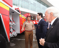 O governador Carlos Massa Ratinho Junior entrega nesta segunda-feira (07), viaturas de plataforma mecânica e um veículo auto bomba tanque. Participaram: vice-governador, Darci Piana; os secretários: da Segurança Pública, Romulo Marinho Soares, da Saúde, Beto Preto; comandante Geral da PMPR, cel. Pericles Matos; comandante do Corpo de Bombeiros, cel. Samuel Prestes; entre outros.Curitiba, 07-10-19.Foto: Arnaldo Alves / AEN.