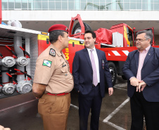 O governador Carlos Massa Ratinho Junior entrega nesta segunda-feira (07), viaturas de plataforma mecânica e um veículo auto bomba tanque. Participaram: vice-governador, Darci Piana; os secretários: da Segurança Pública, Romulo Marinho Soares, da Saúde, Beto Preto; comandante Geral da PMPR, cel. Pericles Matos; comandante do Corpo de Bombeiros, cel. Samuel Prestes; entre outros.Curitiba, 07-10-19.Foto: Arnaldo Alves / AEN.