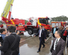 O governador Carlos Massa Ratinho Junior entrega nesta segunda-feira (07), viaturas de plataforma mecânica e um veículo auto bomba tanque. Participaram: vice-governador, Darci Piana; os secretários: da Segurança Pública, Romulo Marinho Soares, da Saúde, Beto Preto; comandante Geral da PMPR, cel. Pericles Matos; comandante do Corpo de Bombeiros, cel. Samuel Prestes; entre outros.Curitiba, 07-10-19.Foto: Arnaldo Alves / AEN.