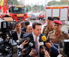 O Corpo de Bombeiros do Paraná recebeu nesta segunda-feira (7) duas novas plataformas skylift, utilizadas no combate a incêndios em grandes alturas. A entrega dos novos equipamentos foi feita pelo governador Carlos Massa Ratinho Junior, como parte das comemorações pelos 107 anos da Corporação.