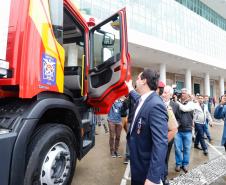 O Corpo de Bombeiros do Paraná recebeu nesta segunda-feira (7) duas novas plataformas skylift, utilizadas no combate a incêndios em grandes alturas. A entrega dos novos equipamentos foi feita pelo governador Carlos Massa Ratinho Junior, como parte das comemorações pelos 107 anos da Corporação.