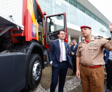 O Corpo de Bombeiros do Paraná recebeu nesta segunda-feira (7) duas novas plataformas skylift, utilizadas no combate a incêndios em grandes alturas. A entrega dos novos equipamentos foi feita pelo governador Carlos Massa Ratinho Junior, como parte das comemorações pelos 107 anos da Corporação.