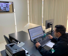 A Polícia Civil do Paraná (PCPR) implantou centrais de flagrantes por videoconferência no Interior do Estado. Até o momento, 98 municípios já contam com o serviço que deve ser expandido. O novo sistema emprega tecnologia e inovação, trazendo mais eficiência ao trabalho policial, além de otimizar recursos humanos.