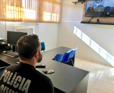 A Polícia Civil do Paraná (PCPR) implantou centrais de flagrantes por videoconferência no Interior do Estado. Até o momento, 98 municípios já contam com o serviço que deve ser expandido. O novo sistema emprega tecnologia e inovação, trazendo mais eficiência ao trabalho policial, além de otimizar recursos humanos.