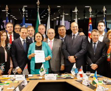 O governador Carlos Massa Ratinho Junior defendeu nesta terça-feira (8) a necessidade de revisão do pacto federativo para que Estados e municípios tenham acesso a mais recursos para cumprir seus compromissos. Segundo ele, há vários temas que devem receber atenção para que haja melhoria da situação fiscal dos governos locais.
