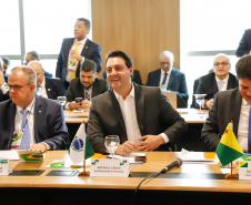 O governador Carlos Massa Ratinho Junior defendeu nesta terça-feira (8) a necessidade de revisão do pacto federativo para que Estados e municípios tenham acesso a mais recursos para cumprir seus compromissos. Segundo ele, há vários temas que devem receber atenção para que haja melhoria da situação fiscal dos governos locais.