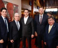 O governador Carlos Massa Ratinho Junior se reuniu nesta terça-feira (08), em Brasília, com a bancada paranaense de deputados federais e senadores para apresentar os projetos que o Governo do Estado considerada prioritários e que podem ser incluídos no orçamento da União, por meio de emendas parlamentares.