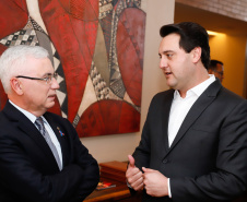 O governador Carlos Massa Ratinho Junior se reuniu nesta terça-feira (08), em Brasília, com a bancada paranaense de deputados federais e senadores para apresentar os projetos que o Governo do Estado considerada prioritários e que podem ser incluídos no orçamento da União, por meio de emendas parlamentares.