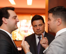 O governador Carlos Massa Ratinho Junior se reuniu nesta terça-feira (08), em Brasília, com a bancada paranaense de deputados federais e senadores para apresentar os projetos que o Governo do Estado considerada prioritários e que podem ser incluídos no orçamento da União, por meio de emendas parlamentares.