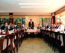 O governador Carlos Massa Ratinho Junior se reuniu nesta terça-feira (08), em Brasília, com a bancada paranaense de deputados federais e senadores para apresentar os projetos que o Governo do Estado considerada prioritários e que podem ser incluídos no orçamento da União, por meio de emendas parlamentares.