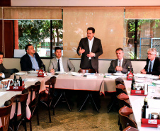 O governador Carlos Massa Ratinho Junior se reuniu nesta terça-feira (08), em Brasília, com a bancada paranaense de deputados federais e senadores para apresentar os projetos que o Governo do Estado considerada prioritários e que podem ser incluídos no orçamento da União, por meio de emendas parlamentares.