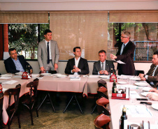 O governador Carlos Massa Ratinho Junior se reuniu nesta terça-feira (08), em Brasília, com a bancada paranaense de deputados federais e senadores para apresentar os projetos que o Governo do Estado considerada prioritários e que podem ser incluídos no orçamento da União, por meio de emendas parlamentares.
