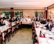 O governador Carlos Massa Ratinho Junior se reuniu nesta terça-feira (08), em Brasília, com a bancada paranaense de deputados federais e senadores para apresentar os projetos que o Governo do Estado considerada prioritários e que podem ser incluídos no orçamento da União, por meio de emendas parlamentares.