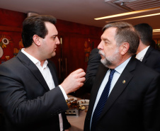O governador Carlos Massa Ratinho Junior se reuniu nesta terça-feira (08), em Brasília, com a bancada paranaense de deputados federais e senadores para apresentar os projetos que o Governo do Estado considerada prioritários e que podem ser incluídos no orçamento da União, por meio de emendas parlamentares.