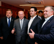 O governador Carlos Massa Ratinho Junior se reuniu nesta terça-feira (08), em Brasília, com a bancada paranaense de deputados federais e senadores para apresentar os projetos que o Governo do Estado considerada prioritários e que podem ser incluídos no orçamento da União, por meio de emendas parlamentares.