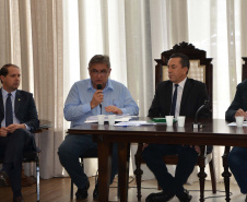 O Governo do Paraná realizou aproximadamente 100 eventos no Estado, nos últimos 30 dias, para orientar e qualificar cerca de 5 mil produtores de leite em relação aos cuidados na manutenção da sanidade dos animais e qualidade do produto