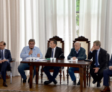 O Governo do Paraná realizou aproximadamente 100 eventos no Estado, nos últimos 30 dias, para orientar e qualificar cerca de 5 mil produtores de leite em relação aos cuidados na manutenção da sanidade dos animais e qualidade do produto
