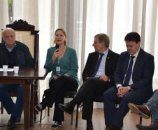 O Governo do Paraná realizou aproximadamente 100 eventos no Estado, nos últimos 30 dias, para orientar e qualificar cerca de 5 mil produtores de leite em relação aos cuidados na manutenção da sanidade dos animais e qualidade do produto