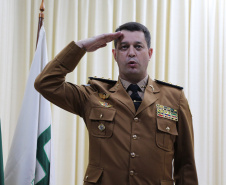 O Batalhão de Polícia Rodoviária (BPRv) recebeu nesta quarta-feira (09), na sede do Departamento de Estradas e Rodagens (DER-PR), em Curitiba, o novo comandante da unidade. O coronel Erich Wagner Osternack passou a função ao tenente-coronel Olavo Vianei Francischett Nunes, que desde 2012 chefiava a Central de Operações Policiais Militares (Copom).Na foto,  Cel Erick.