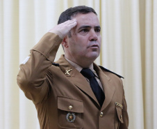 O Batalhão de Polícia Rodoviária (BPRv) recebeu nesta quarta-feira (09), na sede do Departamento de Estradas e Rodagens (DER-PR), em Curitiba, o novo comandante da unidade. O coronel Erich Wagner Osternack passou a função ao tenente-coronel Olavo Vianei Francischett Nunes, que desde 2012 chefiava a Central de Operações Policiais Militares (Copom). Na foto, tenente coronel Vianei.