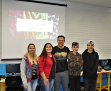 Com o objetivo de despertar uma consciência maior em relação à alimentação na escola onde estudam, alunos do Ensino Médio do Colégio Estadual Milton Carneiro, em Curitiba, estão desenvolvendo uma horta que não é apenas sustentável, mas também inteligente. Foto: Divulgação/SEED