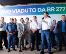 O governador Carlos Massa Ratinho Junior inaugurou nesta quinta-feira (10) o viaduto Nelson Buffara, na entrada de Paranaguá, onde a BR-277 se divide entre as avenidas Ayrton Senna e Bento Rocha. A obra é fundamental para melhorar o trânsito pesado da região e agilizar a movimentação de cargas em direção ao Porto de Paranaguá.