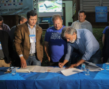 O Governo do Estado e a prefeitura de Campo Magro, na Região Metropolitana de Curitiba, vão regularizar 100 pequenas propriedades rurais em duas localidades do município: Ouro Fino e Campo Novo. O termo de cooperação técnica foi assinado quarta-feira (9) pelo diretor-presidente do Instituto de Terras, Cartografia e Geologia do Paraná (ITCG), Mozarte de Quadros Junior, e o prefeito de Campo Magro, Claudio Cesar Casagrande.Foto: DIvulgação/SEDEST