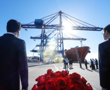 O Paraná passou a ter o maior terminal portuário em movimentação de contêineres do País. Nesta quinta-feira (10) o governador Carlos Massa Ratinho Junior inaugurou as obras de ampliação do Terminal de Contêineres de Paranaguá (TCP), que aumentarão o potencial de operação em 66%, passando das atuais 1,5 milhão TEUs/ano para 2,5 milhões.