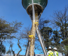 A empresa Portos do Paraná mantém treinamentos regulares para os profissionais que trabalham em locais elevados. É essencial que todos estejam paramentados com os equipamentos de proteção individual (EPI) adequados para este tipo de atividade. Termina nesta sexta-feira (11) mais um evento voltado a 34 funcionários da empresa pública que atuam nestas situações. Foto: Claudio Neves /Portos do Paraná