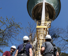 A empresa Portos do Paraná mantém treinamentos regulares para os profissionais que trabalham em locais elevados. É essencial que todos estejam paramentados com os equipamentos de proteção individual (EPI) adequados para este tipo de atividade. Termina nesta sexta-feira (11) mais um evento voltado a 34 funcionários da empresa pública que atuam nestas situações. Foto: Claudio Neves /Portos do Paraná