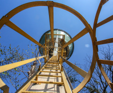 A empresa Portos do Paraná mantém treinamentos regulares para os profissionais que trabalham em locais elevados. É essencial que todos estejam paramentados com os equipamentos de proteção individual (EPI) adequados para este tipo de atividade. Termina nesta sexta-feira (11) mais um evento voltado a 34 funcionários da empresa pública que atuam nestas situações. Foto: Claudio Neves /Portos do Paraná