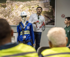 A empresa Portos do Paraná mantém treinamentos regulares para os profissionais que trabalham em locais elevados. É essencial que todos estejam paramentados com os equipamentos de proteção individual (EPI) adequados para este tipo de atividade. Termina nesta sexta-feira (11) mais um evento voltado a 34 funcionários da empresa pública que atuam nestas situações. Foto: Claudio Neves /Portos do Paraná