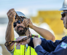 A empresa Portos do Paraná mantém treinamentos regulares para os profissionais que trabalham em locais elevados. É essencial que todos estejam paramentados com os equipamentos de proteção individual (EPI) adequados para este tipo de atividade. Termina nesta sexta-feira (11) mais um evento voltado a 34 funcionários da empresa pública que atuam nestas situações. Foto: Claudio Neves /Portos do Paraná