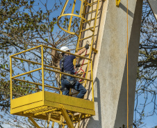 A empresa Portos do Paraná mantém treinamentos regulares para os profissionais que trabalham em locais elevados. É essencial que todos estejam paramentados com os equipamentos de proteção individual (EPI) adequados para este tipo de atividade. Termina nesta sexta-feira (11) mais um evento voltado a 34 funcionários da empresa pública que atuam nestas situações. 